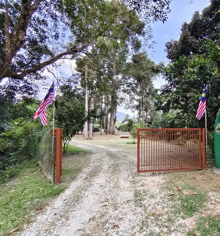 Pintu pagar dan denai masuk ke Laman Pok Nik, Batang Kali