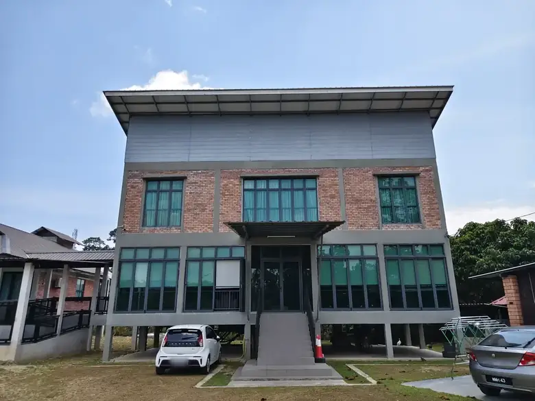 Bangunan utama dua tingkat dilihat dari hadapan