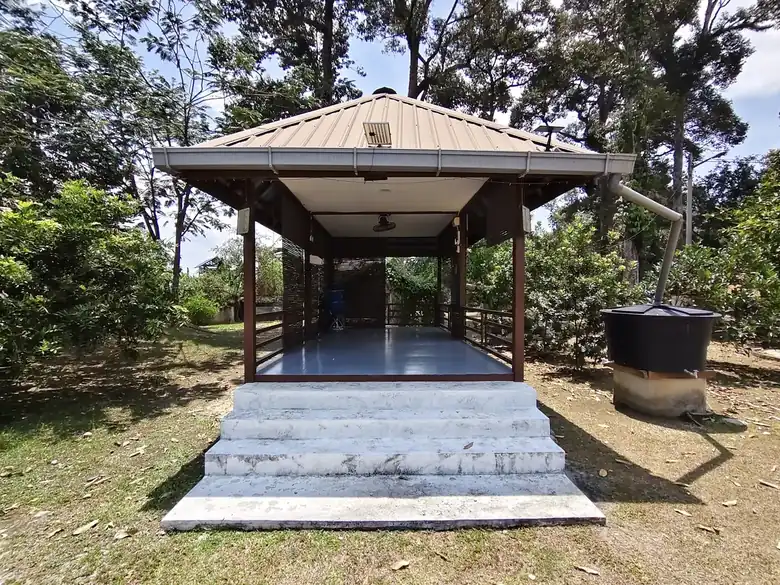 Surau terbuka yang dinaiki melalui tangga konkrit di bawah pokok